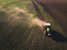 Ein Traktor fährt auf einem Feld