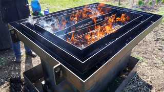 Biomasse brennt in Pyrolyseanlage