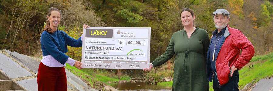 Scheckübergabe von La'BiO! an die Naturschutzorganisation Naturefund