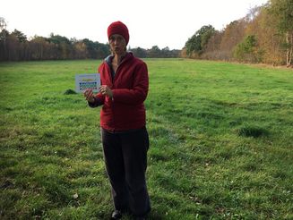 Katja Wiese, die Geschäftsführerin von Naturefund, steht auf einer Moorfläche im Hamberger Moor