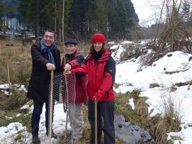Von Links: Giovanni Sepia (EURid), Winfried Sander (BUND Ahrweiler) und Katja Wiese (Naturefund) - und eine junge Esche.