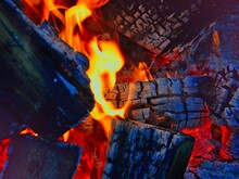Holzscheite brennen in Nahaufnahme