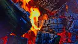 Holzscheite brennen in Nahaufnahme