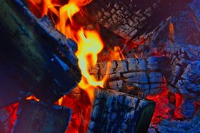 Holzscheite brennen in Nahaufnahme