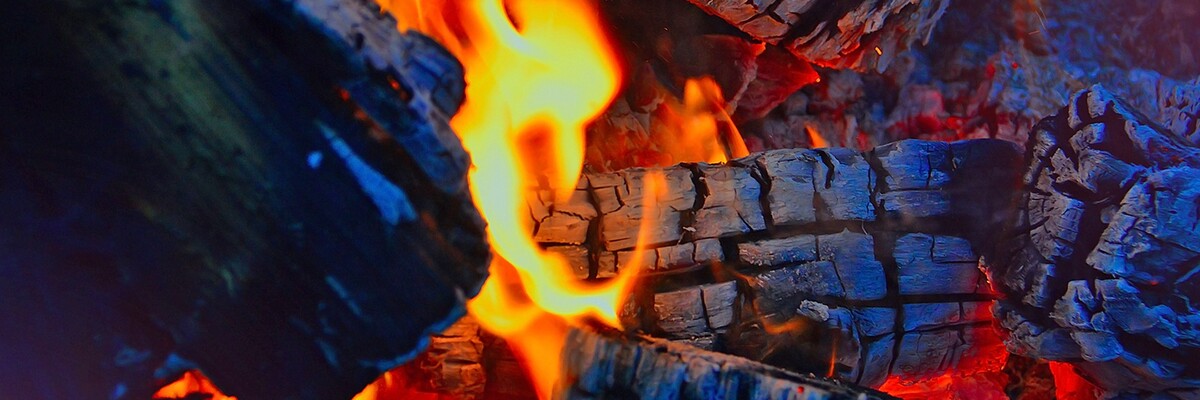 Holzscheite brennen in Nahaufnahme