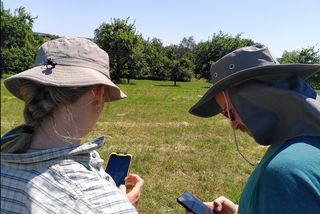 Zwei Personen beim ökologischen Monitoring
